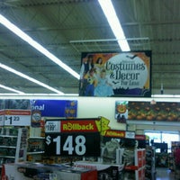 Foto scattata a Walmart Grocery Pickup da Bethany M. il 10/24/2011