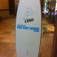 Foto scattata a Kai Sallas&#39; Pro Surf School Hawaii da @MiwaOgletree il 4/11/2012