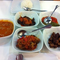 Снимок сделан в Restoran Bagindo - The Real Padang Cuisine пользователем Tisherney 3/23/2012