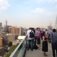 7/25/2012 tarihinde Konrad E.ziyaretçi tarafından Blue Fin Building roof terrace'de çekilen fotoğraf