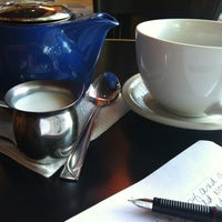 6/1/2012 tarihinde Janette K.ziyaretçi tarafından Revive Coffee House'de çekilen fotoğraf