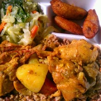 Foto tomada en Golden Krust Caribbean Restaurant  por Mark S. el 1/29/2012
