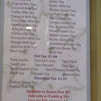 Photo taken at Smoothie Queen &amp;amp; Tea by Fe I. on 9/12/2012