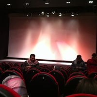 รูปภาพถ่ายที่ Rainbow Theater โดย Noora S. เมื่อ 3/19/2012