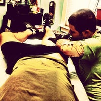 รูปภาพถ่ายที่ Black Hive Tattoo โดย David C. เมื่อ 3/9/2012