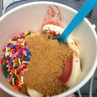 Photo taken at Zinga Frozen Yogurt by Tiffany on 8/19/2012