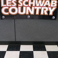 Foto tirada no(a) Les Schwab Tire Center por James A. em 2/29/2012