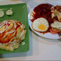Photo taken at Jalan Kayu Prata Cafe by ellisa j. on 2/20/2012