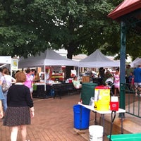 Das Foto wurde bei Webster Groves Farmers Market von Rob F. am 7/26/2012 aufgenommen