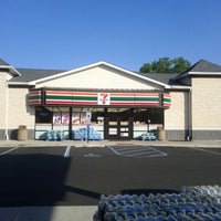 Photo taken at 7-Eleven by yomaira s. on 6/17/2012