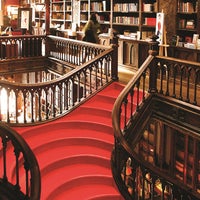 Das Foto wurde bei Livraria Lello von Hugo P. am 9/3/2012 aufgenommen