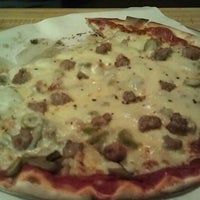 Das Foto wurde bei Jake&amp;#39;s Pizza von Nick A. am 7/8/2012 aufgenommen