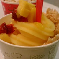 Foto tirada no(a) Tutti Frutti Frozen Yogurt por Lizzie J. em 6/30/2012