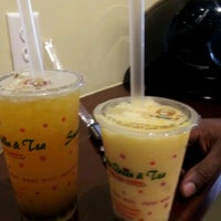 Photo taken at Smoothie Queen &amp;amp; Tea by Fe I. on 6/10/2012