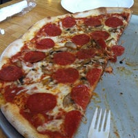 Das Foto wurde bei Rosie&amp;#39;s Pizza von Heather C. am 3/14/2012 aufgenommen