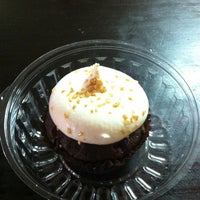 รูปภาพถ่ายที่ Sweet Wishes Cafe Gourmet Cupcake Shop โดย Joshua H. เมื่อ 8/10/2012
