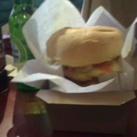 4/3/2012 tarihinde Johny A.ziyaretçi tarafından Burger Brats'de çekilen fotoğraf