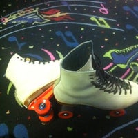 รูปภาพถ่ายที่ Hot Wheels Skate Center โดย John V. เมื่อ 1/28/2012