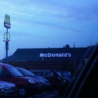Foto tirada no(a) McDonald&amp;#39;s por Gina D. em 10/29/2011