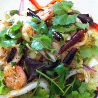Photo taken at Charn Thai Restaurant by Minnelli J. on 9/7/2011