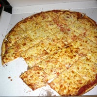 Das Foto wurde bei Wayne&amp;#39;s Pizza von Mike F. am 9/5/2011 aufgenommen