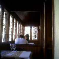 Foto diambil di Munich Pizzeria Restaurant oleh Ana C. pada 4/7/2012