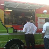 Foto diambil di Guanaco Salvadoran Cuisine food truck oleh Myra M. pada 5/17/2012