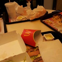 Foto tirada no(a) McDonald&#39;s por chris b. em 1/7/2012