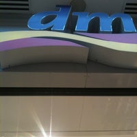 รูปภาพถ่ายที่ dm-drogerie markt โดย Merle F. เมื่อ 2/17/2012