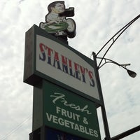 Foto scattata a Stanley&amp;#39;s Fresh Fruits and Vegetables da Dane D. il 8/5/2011