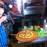 4/12/2012 tarihinde Zach K.ziyaretçi tarafından Denver Pizza Company'de çekilen fotoğraf