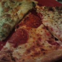 Foto tomada en Pizza By The Chef  por Sheila C. el 9/30/2011