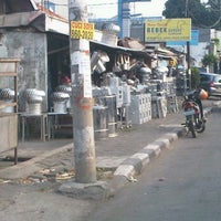 รูปภาพถ่ายที่ Jalan Dewi Sartika โดย Spring S. เมื่อ 8/20/2011
