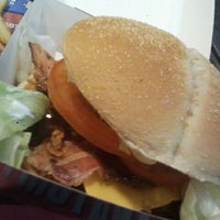 รูปภาพถ่ายที่ Burger King โดย Amber B. เมื่อ 11/18/2011