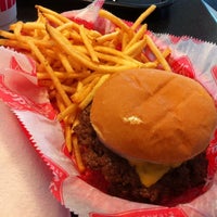 Foto diambil di Freddy&#39;s Frozen Custard &amp; Steakburgers oleh Jaret C. pada 8/26/2011