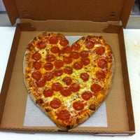 Foto tomada en Cheezy&amp;#39;s Pizza &amp;amp; Subs  por Cheezy&amp;#39;s P. el 7/19/2011