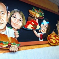 Foto scattata a Gina&amp;#39;s Pizzeria and Restaurant da Rocio T. il 9/7/2011