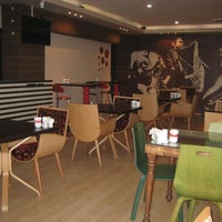 Foto diambil di Gusto Cafe &amp;amp; Restaurant oleh Onur Y. pada 7/18/2012