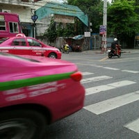 Photo taken at BMTA Bus Stop อิสรภาพ 33 (Itsaraphap 33) by Jame B. on 7/4/2012