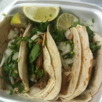 5/15/2011 tarihinde Dallas Foodie (.ziyaretçi tarafından Tacos Y Mas'de çekilen fotoğraf