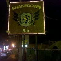 รูปภาพถ่ายที่ Shakedown Bar โดย Maurice H. เมื่อ 9/11/2011