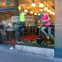 Foto scattata a Super Runners Shop da Bill B. il 8/31/2012
