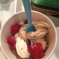 6/21/2012 tarihinde Kirstyn S.ziyaretçi tarafından Yoppi Frozen Yogurt'de çekilen fotoğraf