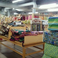 รูปภาพถ่ายที่ Fabric Place Basement โดย Melanie D. เมื่อ 2/6/2012
