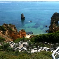 Foto tirada no(a) Praia do Camilo por Ricardo F. em 6/15/2011