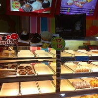 Photo taken at Mister Donut by Arkiroftz L. on 1/27/2011
