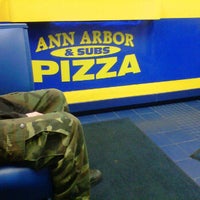 Снимок сделан в Ann Arbor Pizza пользователем Anne A. 10/9/2011