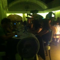 Das Foto wurde bei Nica Restaurante &amp;amp; Lounge von Alex B. am 8/23/2012 aufgenommen