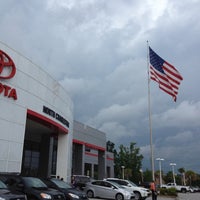 Foto scattata a Hendrick Toyota of North Charleston da Sheila T. il 5/9/2012