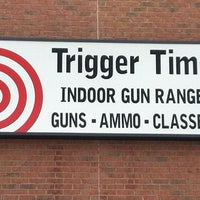8/19/2012 tarihinde Crystal H.ziyaretçi tarafından Trigger Time Indoor Gun Range'de çekilen fotoğraf
